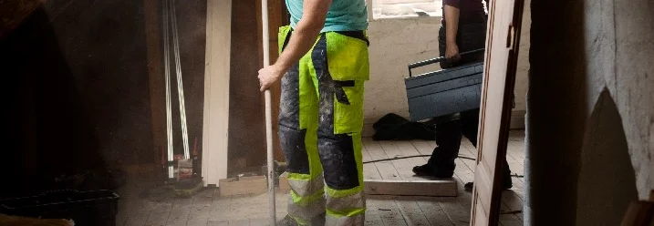 Person fegt einen Dachboden